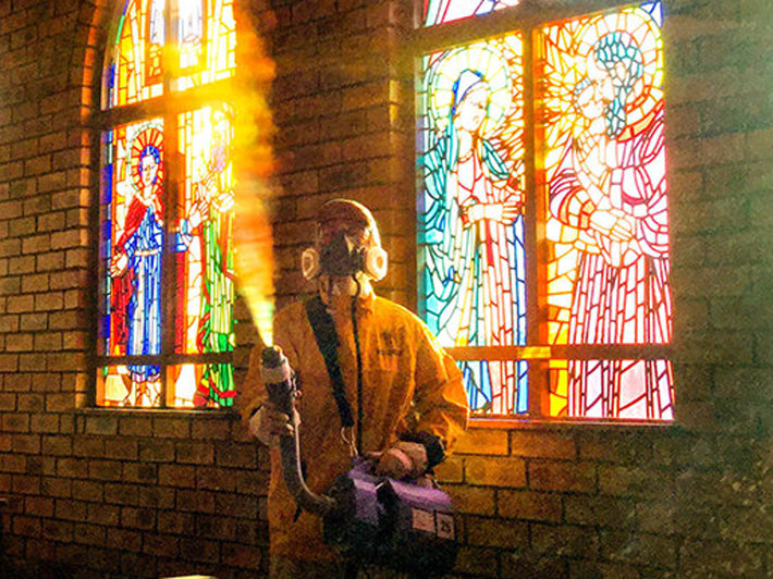  Scientology Volunteer Ministers in South Africa sanitize houses of worship to help them protect their parishioners. © 2022 Church of Scientology International. All Rights Reserved.